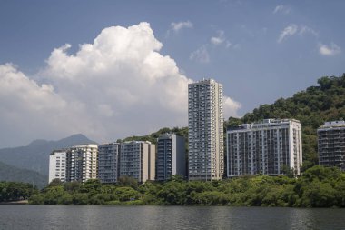 Rio de Janeiro, Brezilya 'daki Rodrigo de Freitas Lagoon' dan binalara ve dağlara güzel bir manzara