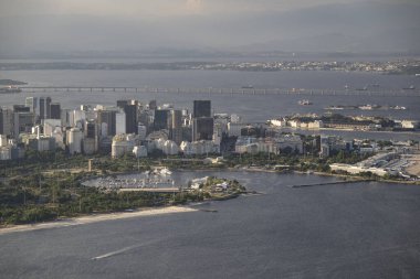 Brezilya Rio de Janeiro 'daki Sugar Loaf dağından şehre ve okyanusa güzel bir manzara