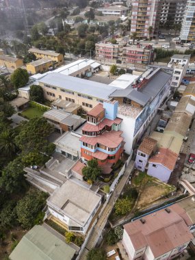 Şili Valparaiso 'daki La Sebastiana evi ve binaları için güzel bir hava manzarası.  