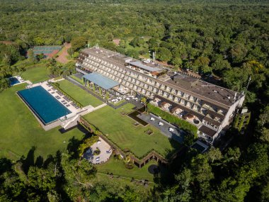 Brezilya ve Arjantin sınırındaki Iguazu Şelalesi yakınlarındaki otel binasının güzel hava manzarası 