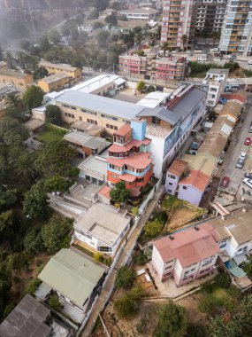 Şili Valparaiso 'daki La Sebastiana evi ve binaları için güzel bir hava manzarası. 