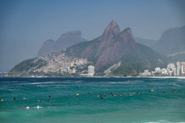 Güneşli bir yaz gününde Ipanema Sahili 'nin keyfini çıkaran insanlar için güzel bir manzara, Rio de Janeiro, Brezilya