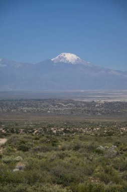 And Dağları ve Arjantin 'in Mendoza yakınlarındaki Tupungato volkanı için güzel bir manzara.