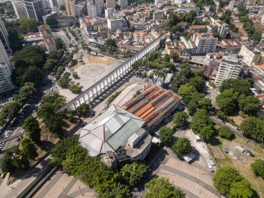 Brezilya 'nın Rio de Janeiro şehrinde Lapa' daki beyaz su kemerine ve tarihi binalara güzel bir hava manzarası