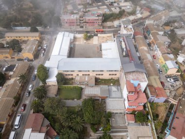 Valparaiso, Şili 'deki binaların ve evlerin güzel hava manzarası 