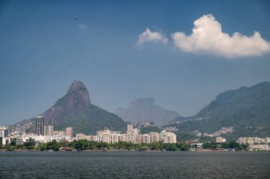 Rio de Janeiro, Brezilya 'daki Rodrigo de Freitas Lagoon' dan binalara ve dağlara güzel bir manzara