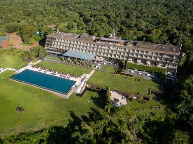 Brezilya ve Arjantin sınırındaki Iguazu Şelalesi yakınlarındaki otel binasının güzel hava manzarası 