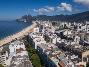 Güneşli bir yaz gününde Ipanema sahilinin güzel hava manzarası, Rio de Janeiro, Brezilya