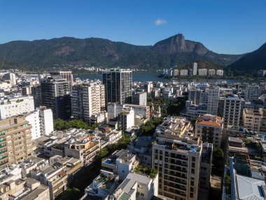 Güneşli bir yaz gününde Ipanema binalarına, lagüne ve dağlara güzel bir hava manzarası, Rio de Janeiro, Brezilya
