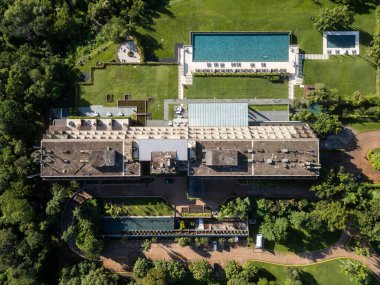 Brezilya ve Arjantin sınırındaki Iguazu Şelalesi yakınlarındaki otel binasının güzel hava manzarası 