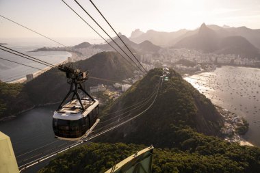 Brezilya Rio de Janeiro 'daki Sugar Loaf dağ teleferiğine, şehre ve okyanusa güzel bir manzara