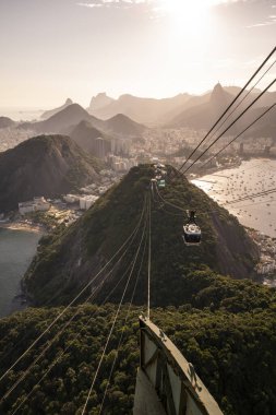 Brezilya Rio de Janeiro 'daki Sugar Loaf dağ teleferiğine, şehre ve okyanusa güzel bir manzara
