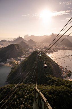 Brezilya Rio de Janeiro 'daki Sugar Loaf dağ teleferiğine, şehre ve okyanusa güzel bir manzara
