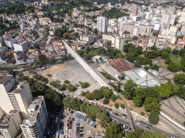 Brezilya 'nın Rio de Janeiro şehrinde Lapa' daki beyaz su kemerine ve tarihi binalara güzel bir hava manzarası