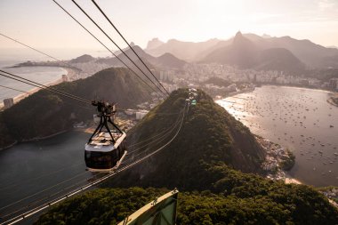 Brezilya Rio de Janeiro 'daki Sugar Loaf dağ teleferiğine, şehre ve okyanusa güzel bir manzara