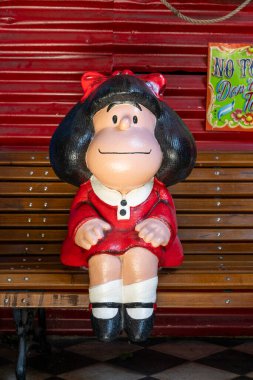 La Boca, Buenos Aires, Arjantin 'de bankta oturan mafya kuklası 