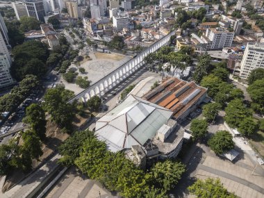 Brezilya 'nın Rio de Janeiro şehrinde Lapa' daki beyaz su kemerine ve tarihi binalara güzel bir hava manzarası