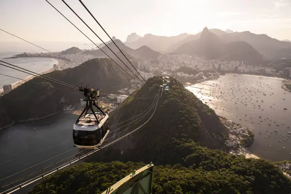 Brezilya Rio de Janeiro 'daki Sugar Loaf dağ teleferiğine, şehre ve okyanusa güzel bir manzara