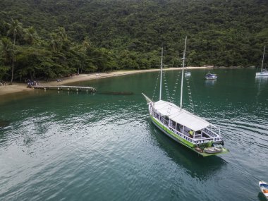 Pouso Beach, Ilha Grande, Rio de Janeiro, Brezilya 'daki geleneksel yerel teknelere güzel hava manzarası