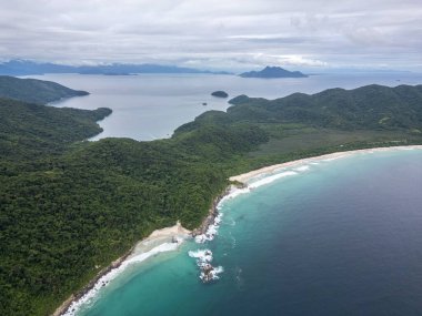 Yeşil yağmur ormanları adasına güzel hava manzarası, zümrüt suları ve Ilha Grande, Rio de Janeiro, Brezilya 'daki vahşi plajlar.