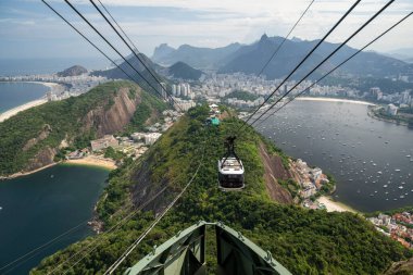 Sugar Loaf teleferiğinden şehir binalarına, okyanus ve dağlara, Rio de Janeiro, Brezilya
