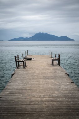 Palmas Beach, Ilha Grande, Rio de Janeiro, Brezilya 'daki tahta güverte.