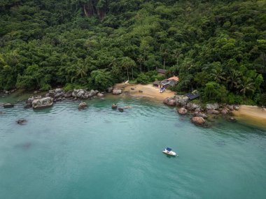 Ilha Grande, Rio de Janeiro, Brezilya 'daki yeşil yağmur ormanlarının ve zümrüt sularının güzel hava manzarası