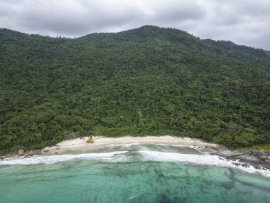 Brezilya, Ilha Grande, Rio de Janeiro 'daki yeşil yağmur ormanlarının ve zümrüt sularının güzel hava manzarası