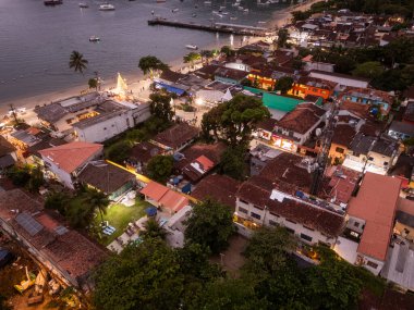 Ilha Grande, Rio de Janeiro, Brezilya 'daki Abrao plaj köyüne güzel bir hava manzarası 