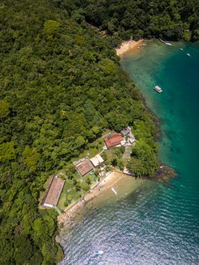 Zümrüt su plajlarının güzel hava manzarası, Ilha Grande 'deki yeşil yağmur ormanı ve dağlar, Rio de Janeiro, Brezilya
