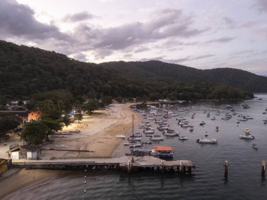 İlha Grande, Rio de Janeiro, Brezilya 'daki Abrao plaj köyüne ve yeşil yağmur ormanlarına güzel hava manzarası 