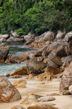 Vahşi Meros Sahili 'ndeki kayalar, Ilha Grande, Rio de Janeiro, Brezilya