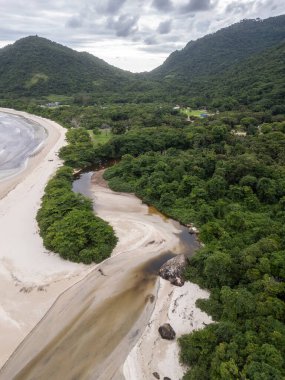 Dois Rios köyüne güzel hava manzarası, dağları ve yeşil yağmur ormanları adasındaki plajı, Ilha Grande, Rio de Janeiro, Brezilya