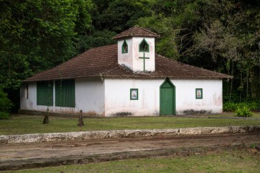 Dois Rios Plajı 'ndaki küçük beyaz kilise binası, Ilha Grande, Rio de Janeiro, Brezilya