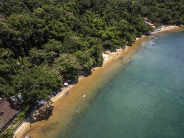 Yeşil yağmur ormanları ve zümrüt sularıyla Abraozinho sahilinin güzel hava manzarası, Ilha Grande, Rio de Janeiro, Brezilya 