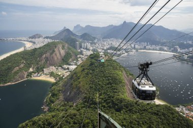 Sugar Loaf teleferiğinden şehir binalarına, okyanus ve dağlara, Rio de Janeiro, Brezilya