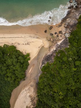 Parnaioca plajı, nehir ve yeşil yağmur ormanları, Ilha Grande, Rio de Janeiro, Brezilya