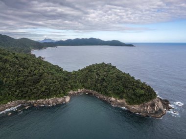 Dağları, yeşil yağmur ormanları ve okyanus üzerindeki kayalık sahili, Ilha Grande, Rio de Janeiro, Brezilya