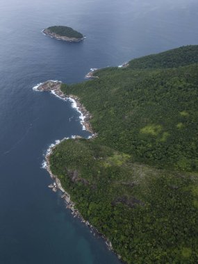 Meros Beach, Ilha Grande, Rio de Janeiro, Brezilya yakınlarındaki yeşil yağmur ormanlarına ve okyanusa güzel hava manzarası