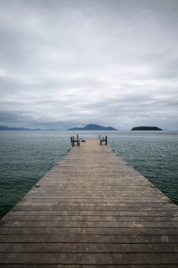 Palmas Beach, Ilha Grande, Rio de Janeiro, Brezilya 'daki tahta güverte.