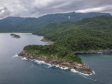 Dağları, yeşil yağmur ormanları ve okyanus üzerindeki kayalık sahili, Ilha Grande, Rio de Janeiro, Brezilya