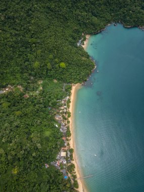 Brezilya, Rio de Janeiro, Ilha Grande 'deki yeşil yağmur ormanları ve zümrüt sularının güzel hava manzarası