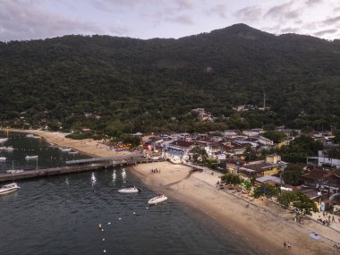 İlha Grande, Rio de Janeiro, Brezilya 'daki Abrao plaj köyüne ve yeşil yağmur ormanlarına güzel hava manzarası 