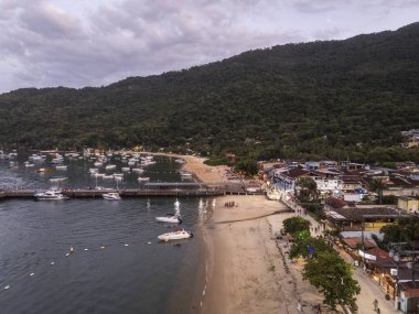 İlha Grande, Rio de Janeiro, Brezilya 'daki Abrao plaj köyüne ve yeşil yağmur ormanlarına güzel hava manzarası 