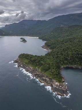 Dağları, yeşil yağmur ormanları ve okyanus üzerindeki kayalık sahili, Ilha Grande, Rio de Janeiro, Brezilya
