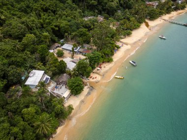 Ilha Grande, Rio de Janeiro, Brezilya 'daki yeşil yağmur ormanlarının ve zümrüt sularının güzel hava manzarası