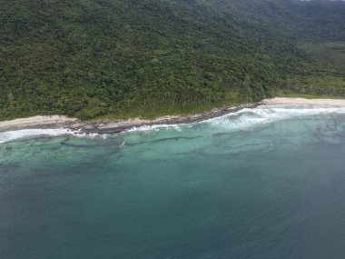 Brezilya, Rio de Janeiro, Ilha Grande 'deki yeşil yağmur ormanlarına ve vahşi zümrüt su plajlarına güzel hava manzarası