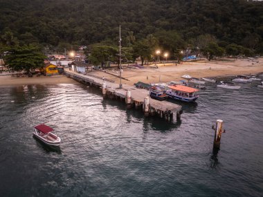 İlha Grande, Rio de Janeiro, Brezilya 'daki Abrao plaj köyüne ve yeşil yağmur ormanlarına güzel hava manzarası 