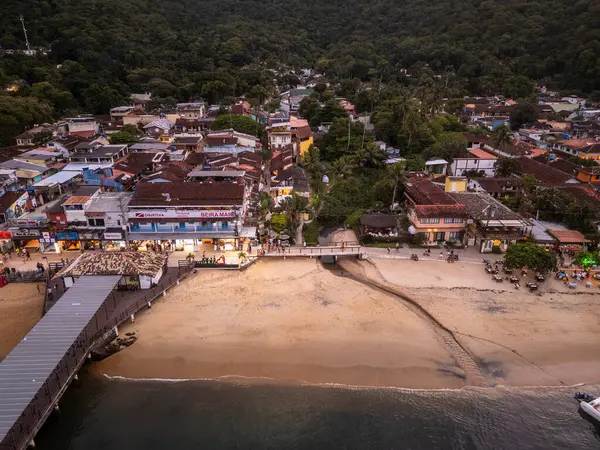 İlha Grande, Rio de Janeiro, Brezilya 'daki Abrao plaj köyüne ve yeşil yağmur ormanlarına güzel hava manzarası 