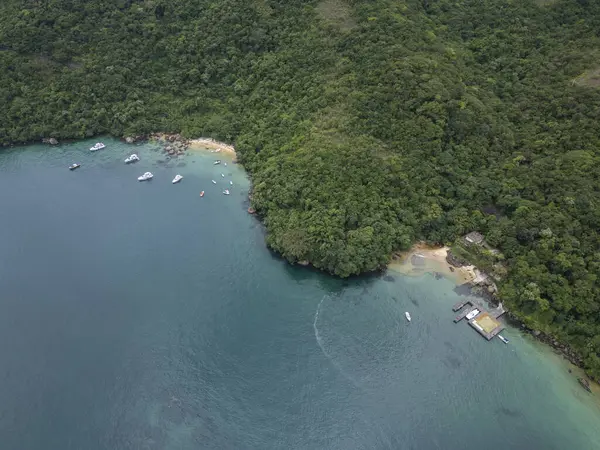 Feiticeira Sahili 'ne güzel hava manzarası, kayalar, yeşil yağmur ormanları ve zümrüt suları üzerindeki tekneler, Ilha Grande, Rio de Janeiro, Brezilya